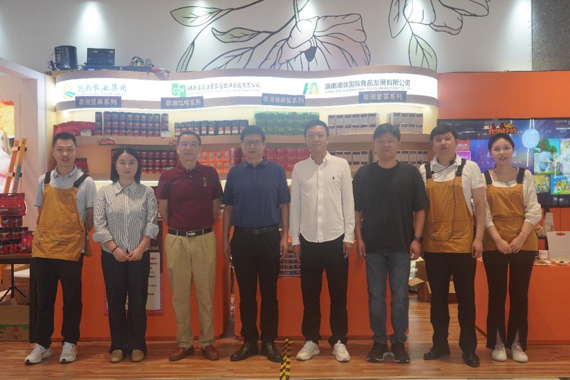 湖南農(nóng)業(yè)集團黨委書記、董事長龔小波一行到糧油進出口集團“非洲好物快閃店”調(diào)研并看望慰問一線員工
